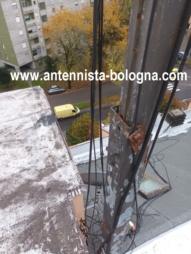 Rimozione di un palo telescopico danneggiato a Carpi (MO)