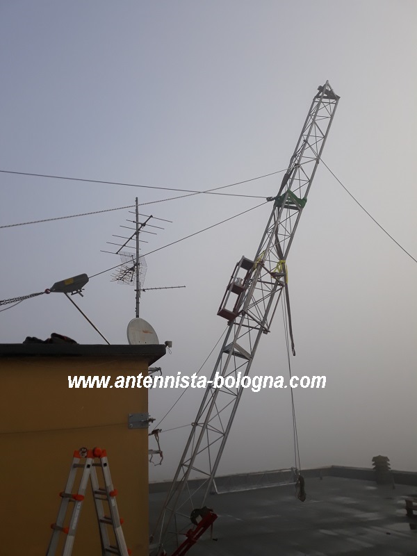 Operazione di manovra traliccio radio con argano in provincia di Modena