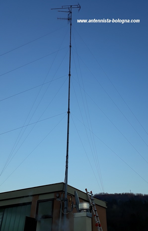 Impianto TV condominiale con antenna installata a 16 metri a Pianoro