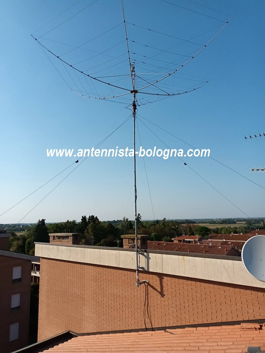 Foto: riassemblaggio della Hexbeam 6 sul tetto, installazione del rotore e fissaggio antenna al mast