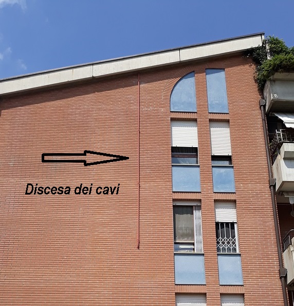 Foto: Realizzazione tubzione in facciata per posa dei cavi coassiali.