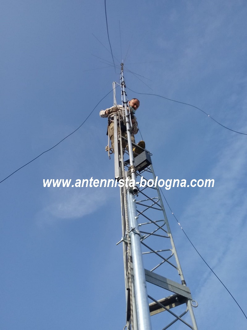 Foto: Sollevamento HyGain AV-680 sul traliccio.